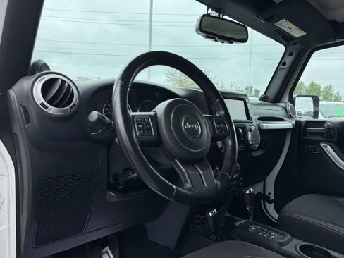 Used 2014 Jeep Wrangler Unlimited Sahara w/ Dual Top Group AWD/4WD image 14