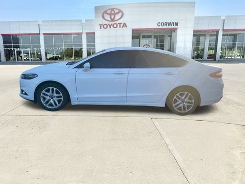 Used 2016 Ford Fusion SE FWD image 2