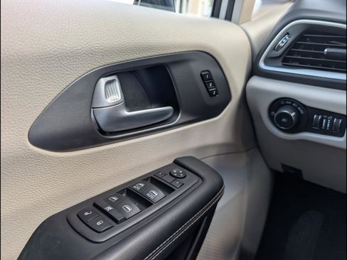 Used 2024 Chrysler Pacifica Touring-L FWD image 20