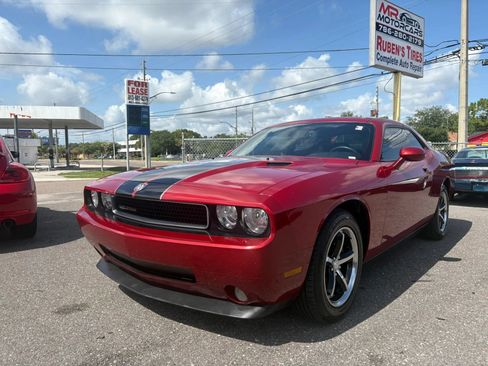 Used 2010 Dodge Challenger SE RWD image 1