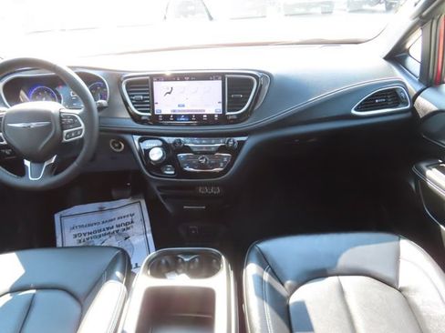 Used 2025 Chrysler Pacifica Select FWD image 26