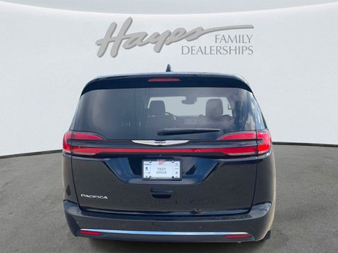 Used 2024 Chrysler Pacifica Touring-L FWD image 4