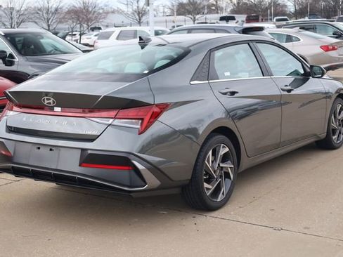 Used 2025 Hyundai Elantra Limited image 4