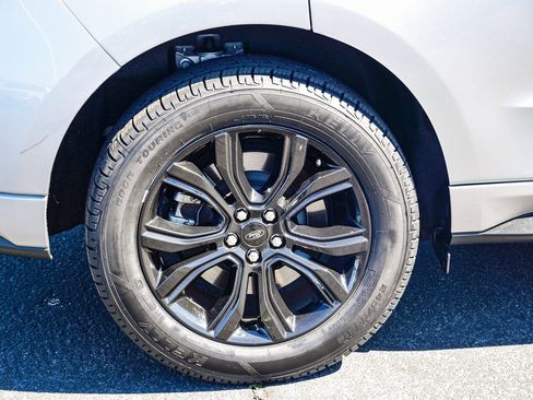 Used 2023 Ford Edge SE w/ Black Appearance Package image 8