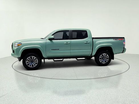 Used 2022 Toyota Tacoma TRD Sport w/ TRD Premium Sport Package AWD/4WD image 3