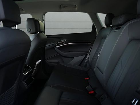 Used 2024 Audi Q8 e-tron Premium image 25