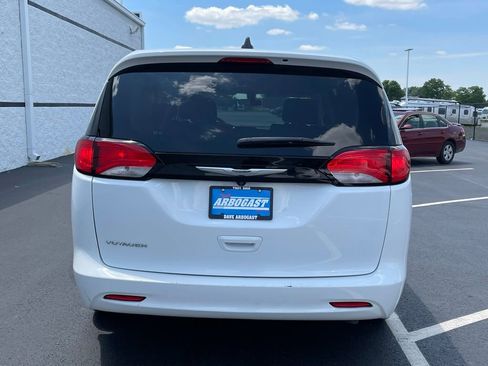 Used 2022 Chrysler Voyager LX FWD image 9