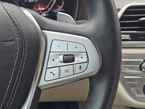 Used 2022 BMW 740i w/ Premium Package image 28