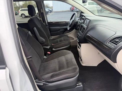 Used 2018 Dodge Grand Caravan SE w/ UConnect Hands-Free Group image 7