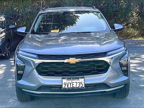 Used 2025 Chevrolet Trax LT w/ Driver Confidence Package FWD image 2