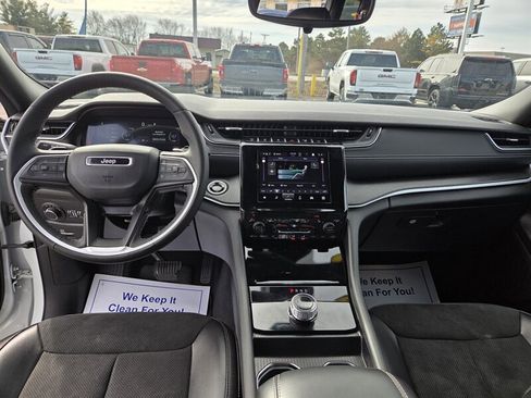 Used 2024 Jeep Grand Cherokee L Laredo image 12