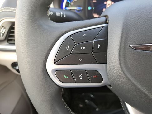 Used 2024 Chrysler Pacifica Limited FWD image 18