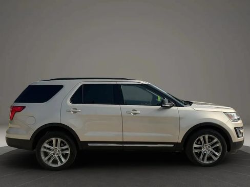Used 2017 Ford Explorer XLT w/ Equipment Group 202A AWD/4WD image 8