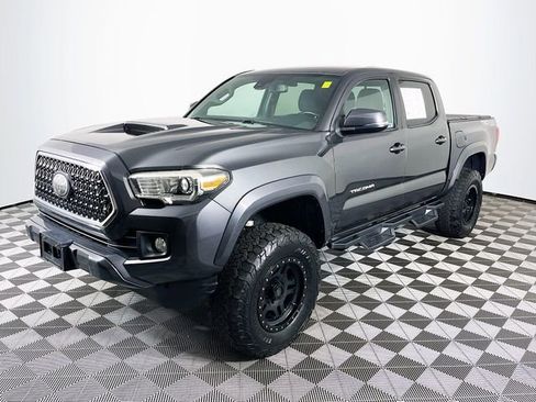 Used 2019 Toyota Tacoma TRD Sport w/ Technology Package image 4