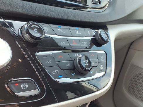 Used 2024 Chrysler Pacifica Touring-L FWD image 14