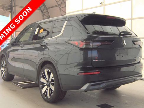 Used 2025 Mitsubishi Outlander SE image 4