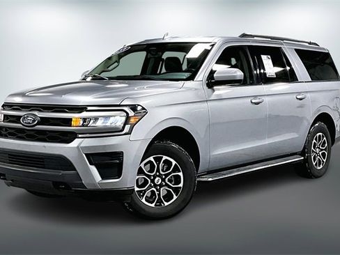 Used 2023 Ford Expedition Max XLT image 3