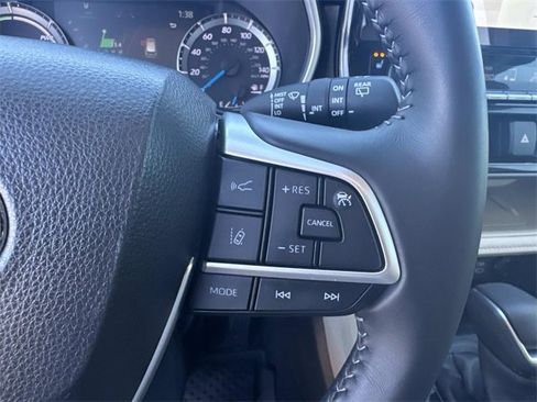 Used 2025 Toyota Highlander XLE image 29