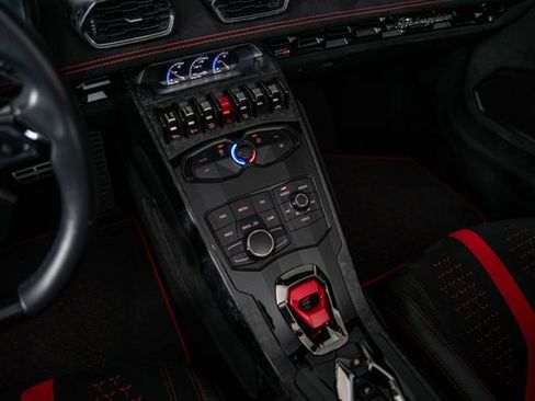 Used 2019 Lamborghini Huracan Performante AWD/4WD image 23