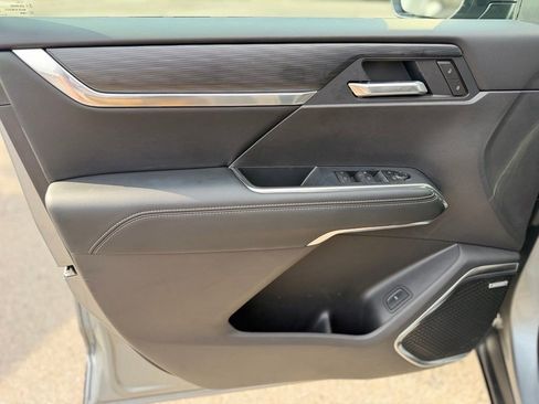 Used 2026 GMC Acadia Elevation w/ Elevation Premium Package FWD image 11