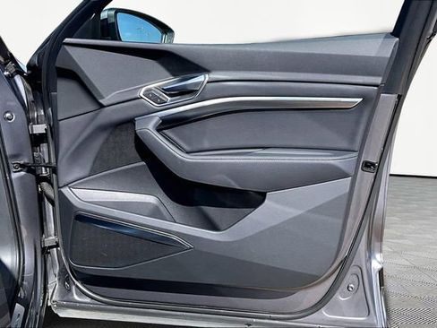 Used 2022 Audi e-tron Premium Plus w/ Premium Plus Package image 19