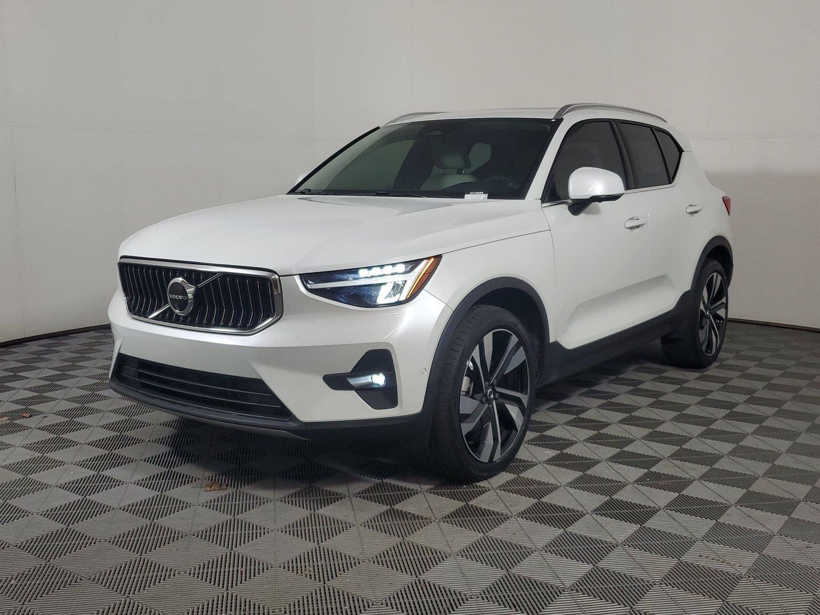 Used 2024 Volvo XC40 B5 Plus w/ Protection Package Premier AWD/4WD image 3