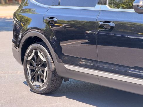 Used 2024 Kia Telluride EX w/ EX Captain's Chair Package FWD image 9