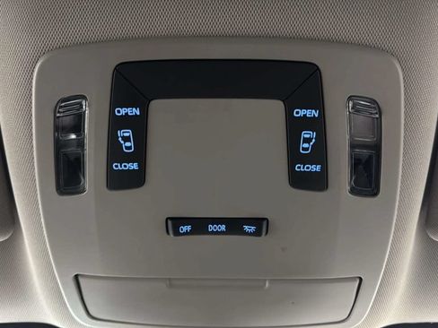 Used 2024 Toyota Sienna LE FWD image 32