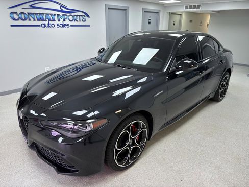 Used 2024 Alfa Romeo Giulia Veloce AWD/4WD image 2