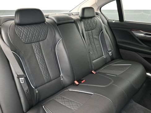 Used 2022 BMW 750i xDrive w/ Executive Package image 12