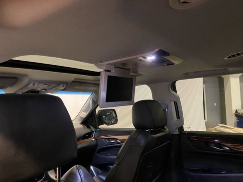 Used 2019 Cadillac Escalade Premium Luxury w/ Escalade Sport Edition image 23