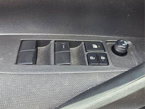 Used 2022 Toyota Corolla LE FWD image 22