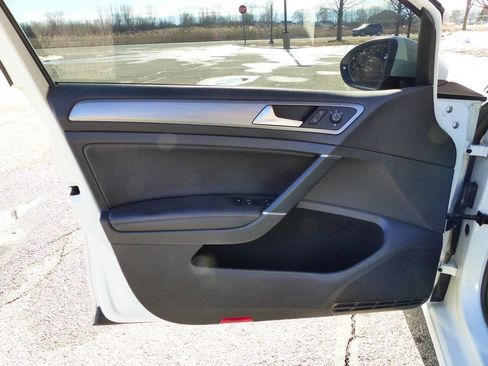 Used 2017 Volkswagen Golf SE image 19