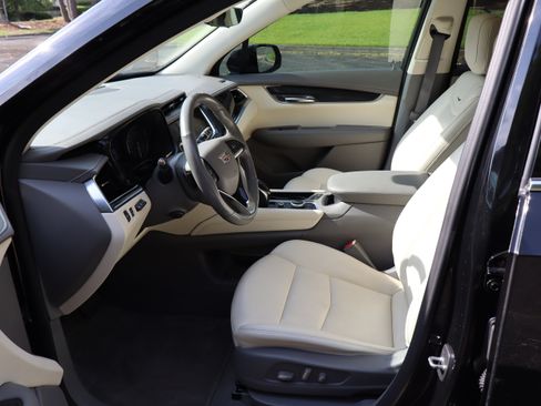 Used 2022 Cadillac XT6 Premium Luxury w/ Technology Package FWD image 19