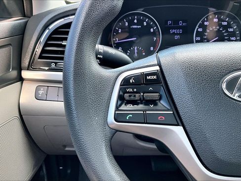 Used 2017 Hyundai Elantra SE FWD image 19