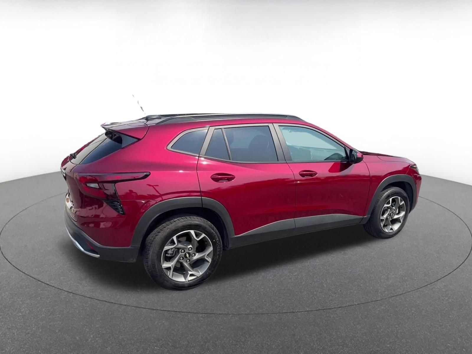 Used 2025 Chevrolet Trax LT FWD image 12