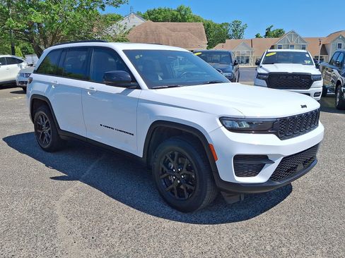 Used 2024 Jeep Grand Cherokee Altitude AWD/4WD image 7