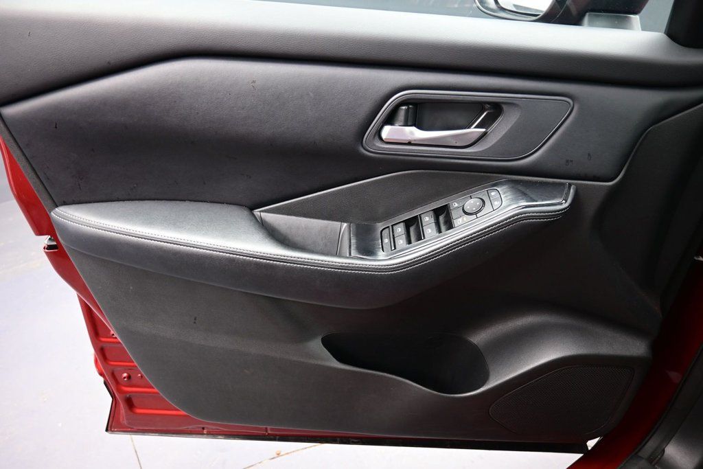 Used 2025 Nissan Rogue SV AWD/4WD image 16