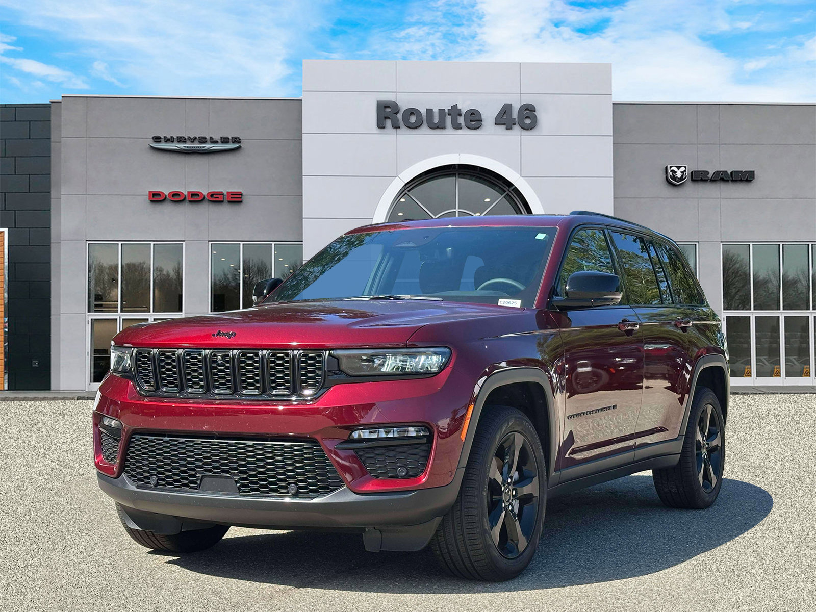 Used 2025 Jeep Grand Cherokee Limited w/ Luxury Tech Group II AWD/4WD image 2
