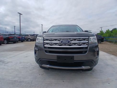 Used 2018 Ford Explorer XLT FWD image 2