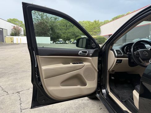 Used 2018 Jeep Grand Cherokee Laredo RWD image 32