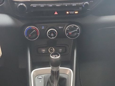 Certified 2025 Hyundai Venue SE FWD image 19
