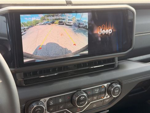 Used 2025 Jeep Wrangler Unlimited Sahara AWD/4WD image 25