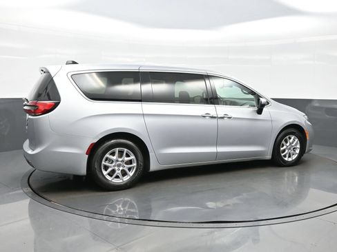 Used 2023 Chrysler Pacifica Touring-L FWD image 8