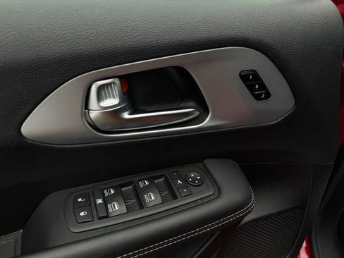 Used 2025 Chrysler Pacifica Limited image 14