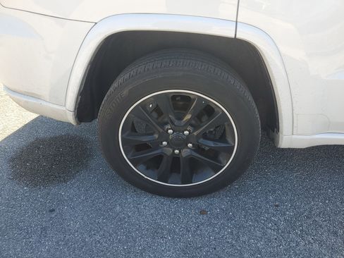 Used 2019 Jeep Grand Cherokee Altitude image 11