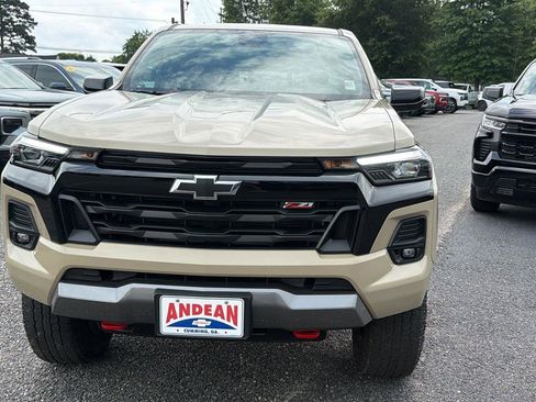Used 2023 Chevrolet Colorado Z71 w/ Z71 Convenience Package 2 AWD/4WD image 2