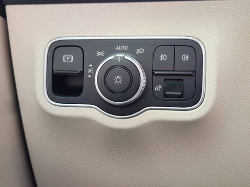 Used 2025 Mercedes-Benz GLB 250 image 22