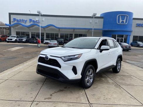 Used 2022 Toyota RAV4 XLE image 4