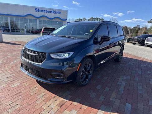 Used 2023 Chrysler Pacifica Limited w/ S Appearance Package image 32